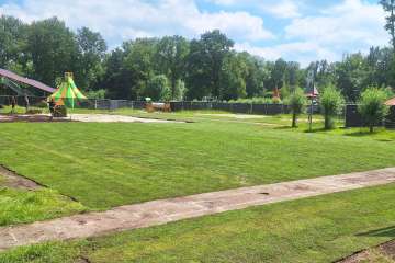Graszoden leggen en vlondervloer plaatsen Nienoord