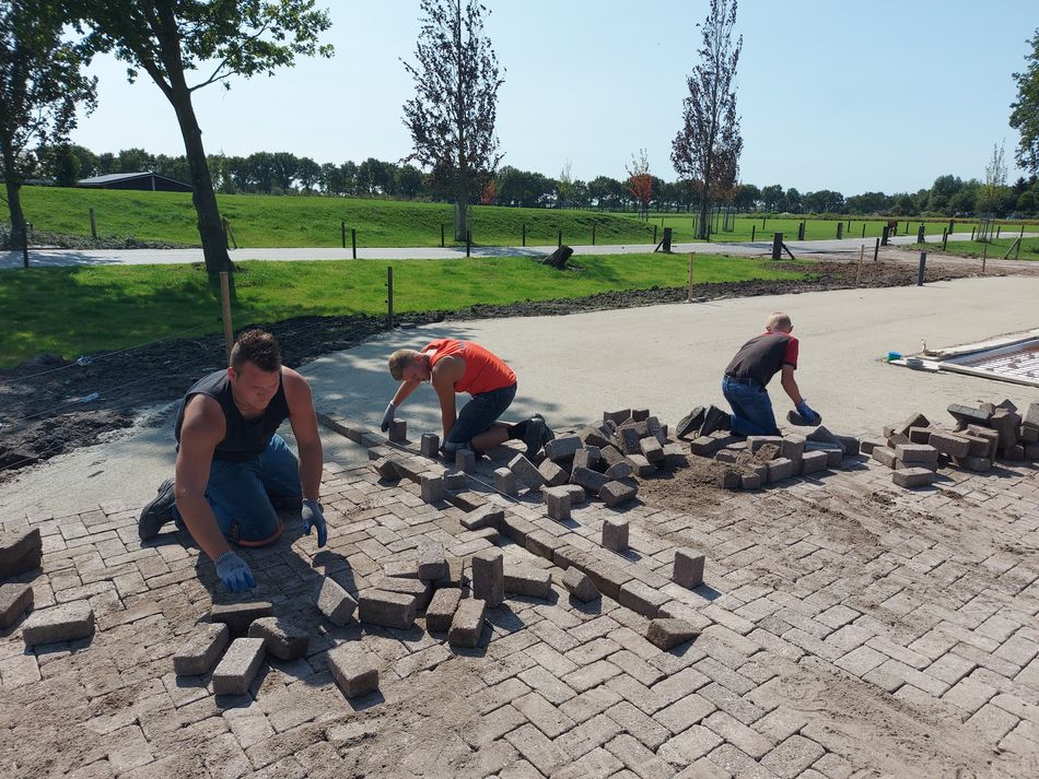 Bedrijfsterrein laten bestraten