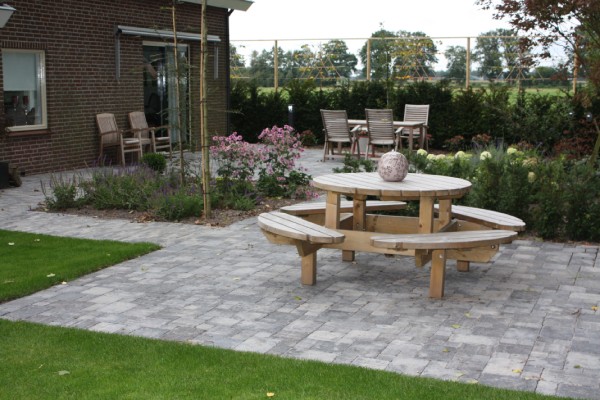 Terras laten aanleggen